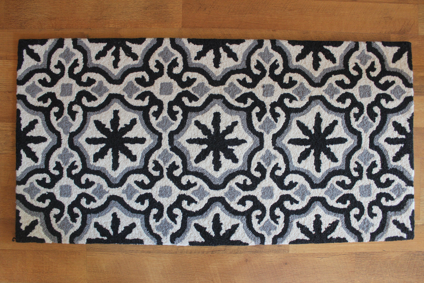 Primitive/Farmhouse Wool Hooked Rug 24" x 48" Black/Gray/White